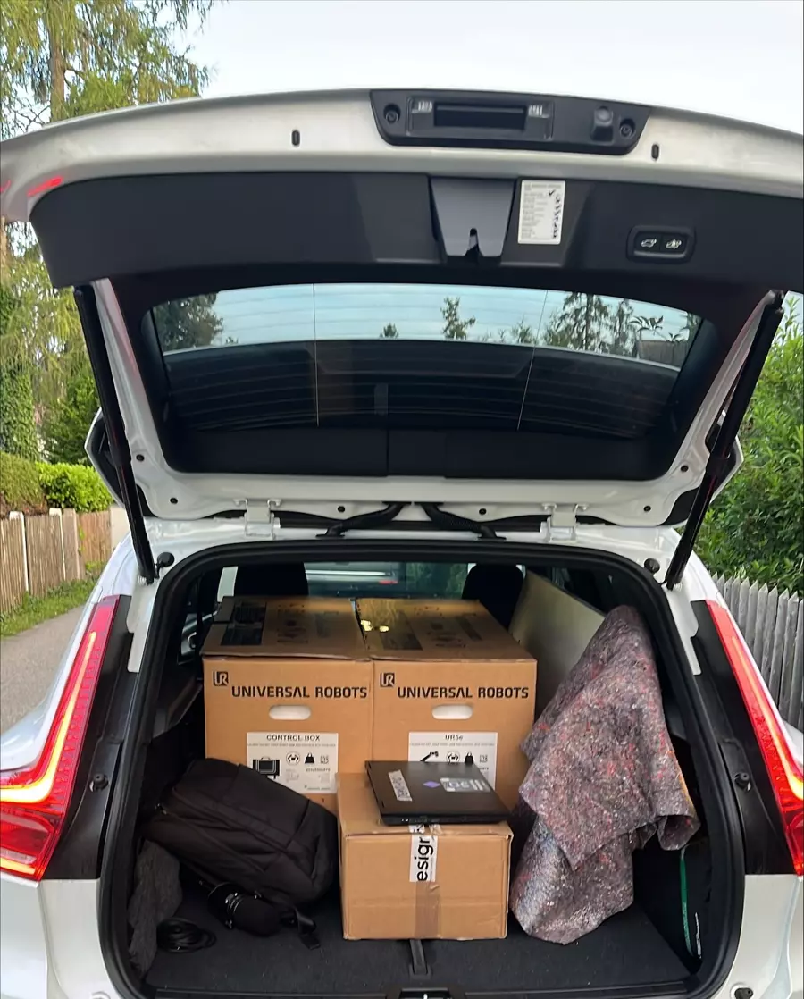 A UR5e in the boot, ready for Paris